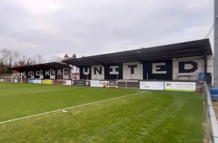 Khán đài và khu vực cổ động viên sân York Road Maidenhead United