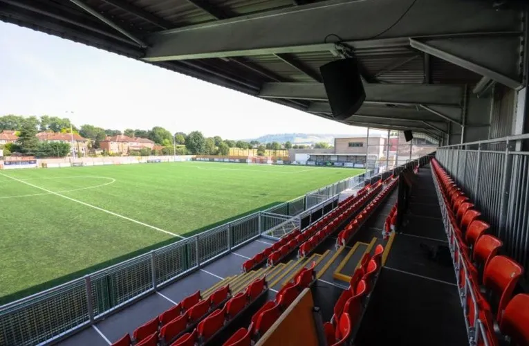 Khán đài và quang cảnh sân Meadowbank