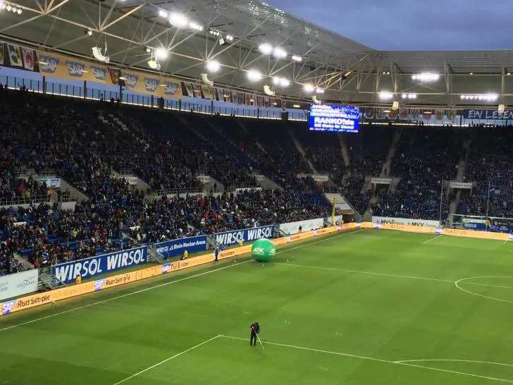 Khán đài với màn hình lớn tại sân Rhein-Neckar-Arena.