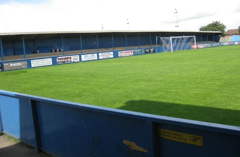Khán đài West Stand, hay còn gọi là 'The Shed', khu vực đứng của cổ động viên cuồng nhiệt Farsley Celtic