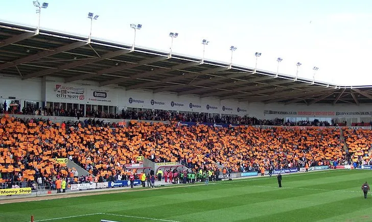 Khán đài West Stand tại sân vận động Bloomfield Road