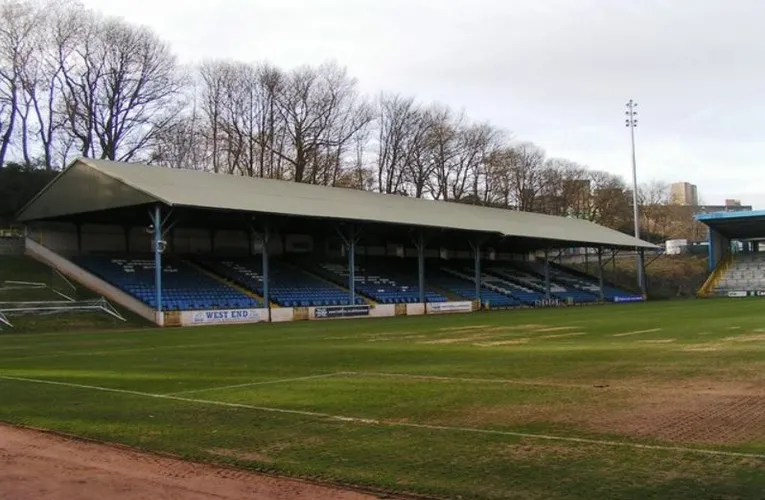 Khán đài West Stand tại The Shay Stadium, khu vực lâu đời nhất của sân với ghế ngồi