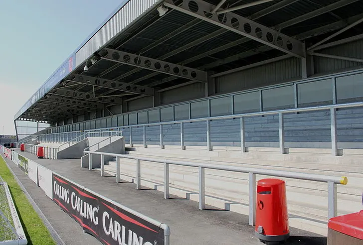 Khán đài West Terrace tại sân Globe Arena, nơi các cổ động viên cuồng nhiệt của Morecambe FC tụ tập.