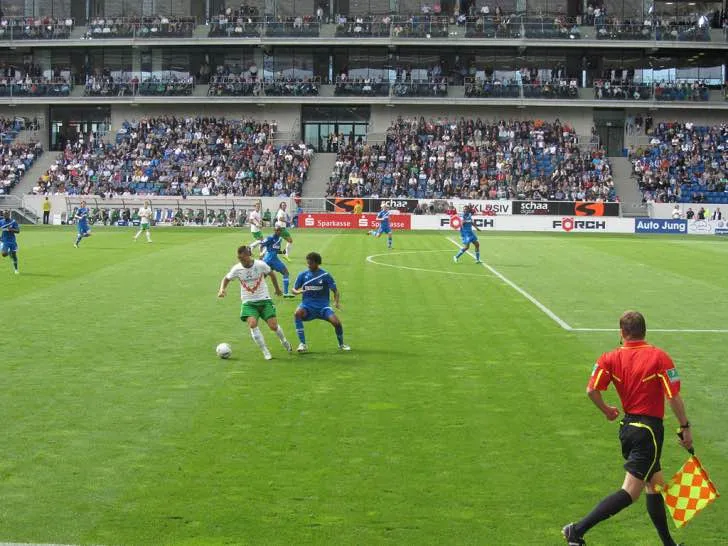 Khán giả cổ vũ từ khu vực Business Club VIP tại sân Rhein-Neckar-Arena.