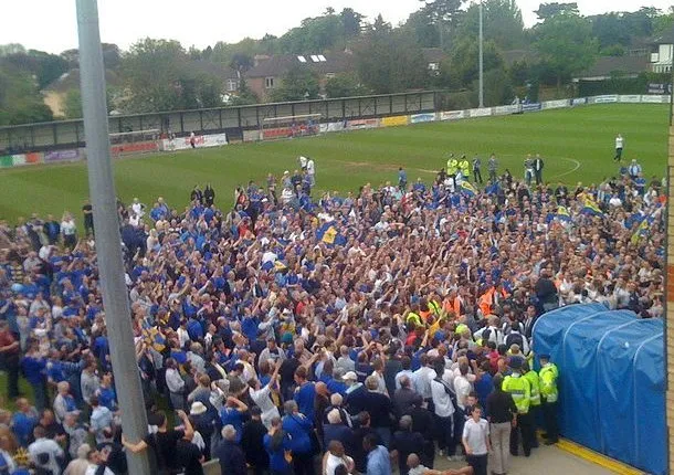 Khoảnh khắc ăn mừng chiến thắng trong trận play-off của AFC Wimbledon trước Staines Town tại Kingsmeadow