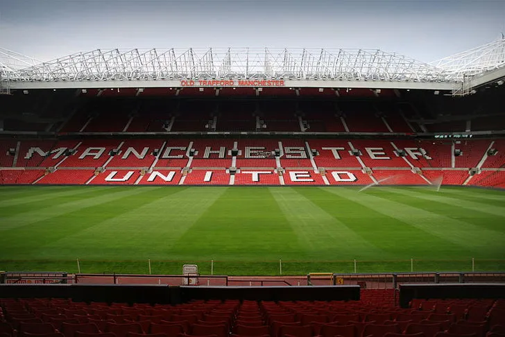 Không gian bên trong sân Old Trafford, cho thấy sự hoành tráng của &quot;Nhà hát của những giấc mơ&quot;.