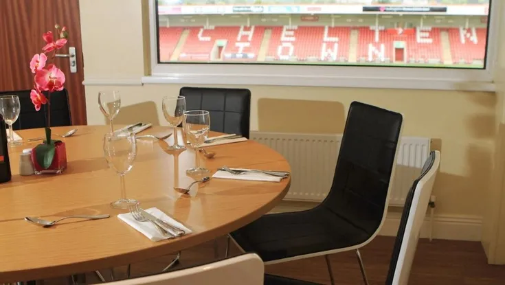 Không gian dịch vụ hiếu khách (hospitality) sang trọng tại sân vận động Whaddon Road