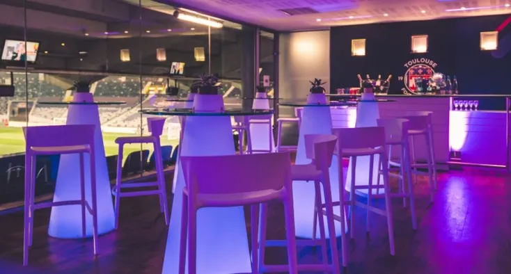 Không gian phòng chờ VIP và khu vực dịch vụ cao cấp tại Stadium Municipal de Toulouse