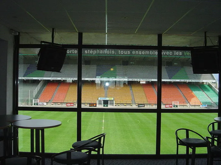 Không gian phòng khách VIP Michel Platini tại sân vận động Geoffroy-Guichard, nâng tầm trải nghiệm.