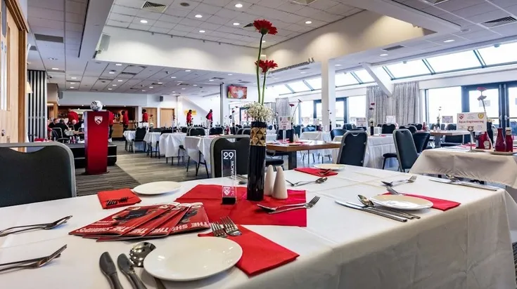 Không gian phòng VIP (hospitality suite) tại sân vận động Globe Arena, nơi cung cấp dịch vụ cao cấp trong ngày thi đấu của Morecambe FC.