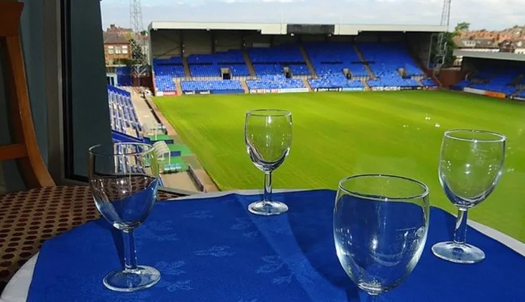Không gian sang trọng của khu vực tiếp đón khách VIP tại sân Prenton Park, mang đến trải nghiệm bóng đá đẳng cấp cho người hâm mộ