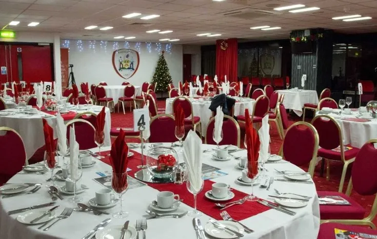 Không gian sảnh khách sạn VIP tại sân vận động Oakwell, phục vụ trải nghiệm bóng đá đẳng cấp