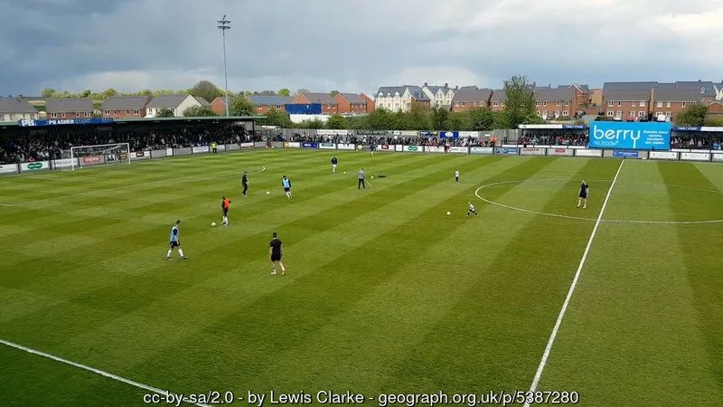 Không khí cuồng nhiệt của người hâm mộ Salisbury FC trong một ngày diễn ra trận đấu tại Raymond McEnhill Stadium