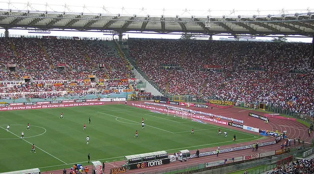 Không khí cuồng nhiệt của trận đấu AS Roma tại Stadio Olimpico với khán giả đông kín