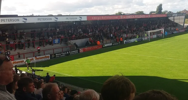 Không khí ngày thi đấu sôi động tại Mazuma Mobile Stadium, sân vận động của Morecambe FC.