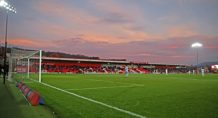 Không khí sôi động tại sân Crown Ground vào ngày diễn ra trận đấu của Accrington Stanley