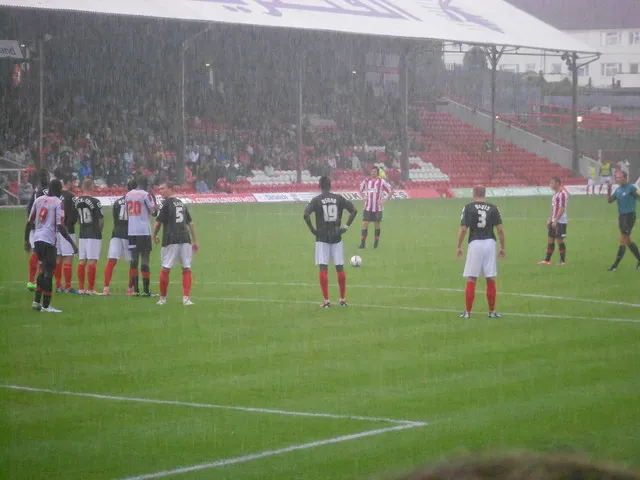 Không khí sôi động trong một trận đấu sân nhà của Brentford tại Griffin Park