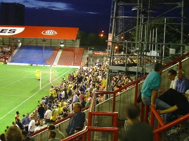 Khu khán đài dành cho cổ động viên đội khách tại sân Griffin Park