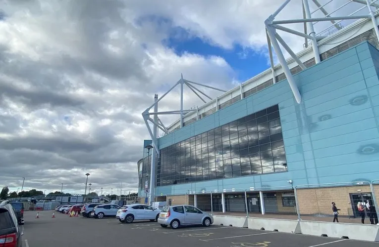 Khu vực bãi đỗ xe rộng rãi tại sân vận động Coventry Building Society Arena