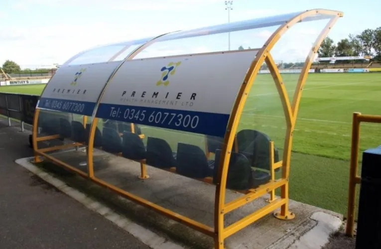 Khu vực cabin huấn luyện (dugouts) tại sân vận động Haig Avenue, nhìn từ khán đài