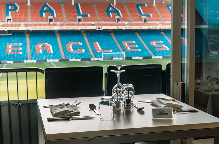 Khu vực dịch vụ hiếu khách cao cấp tại Selhurst Park, mang đến trải nghiệm đẳng cấp cho khán giả VIP.