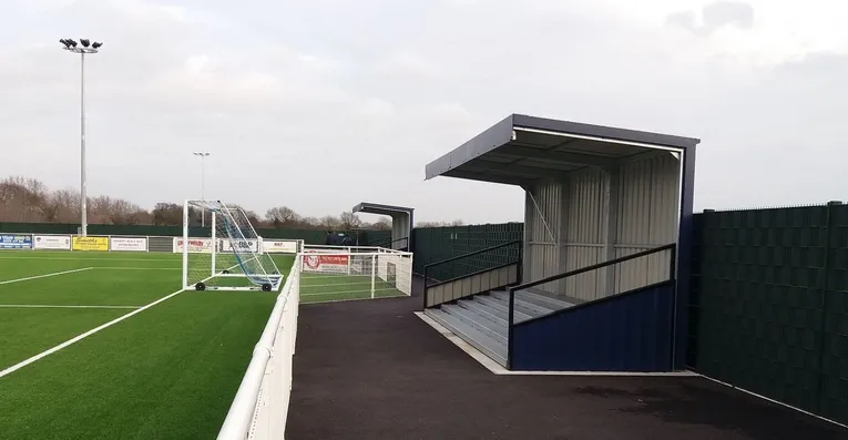 Khu vực đứng cho khán giả tại Parkside Stadium Aveley
