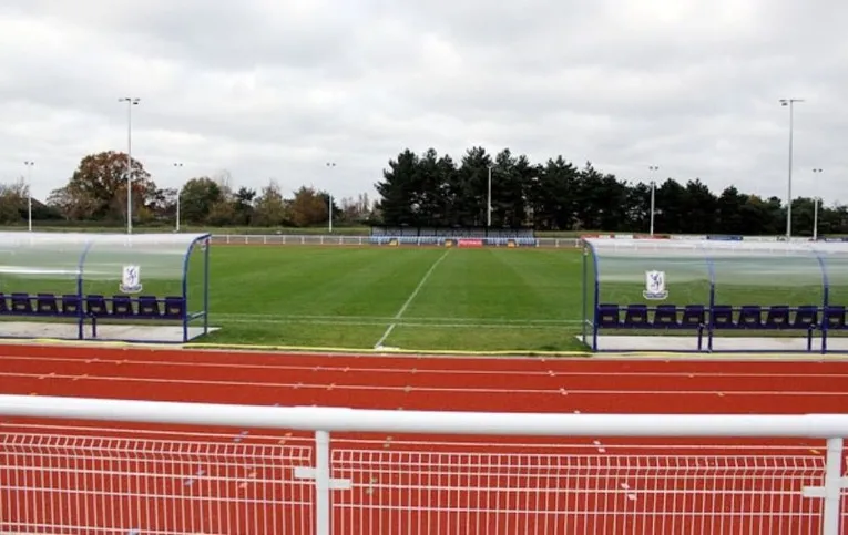 Khu vực ghế dự bị tại Queen Elizabeth II Stadium
