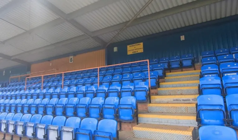 Khu vực ghế ngồi và khán đài chính tại sân Cressing Road, sân nhà của Braintree Town FC