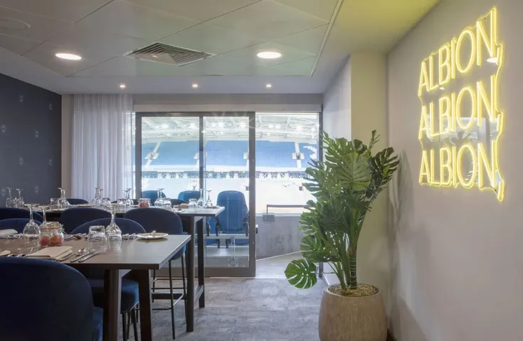 Khu vực hospitality sang trọng tại Falmer Stadium The Amex, mang đến trải nghiệm xem bóng đá đẳng cấp.