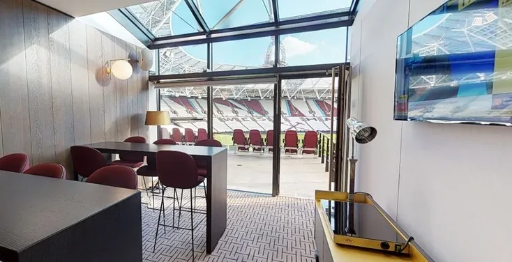 Khu vực Hospitality sang trọng và hiện đại bên trong London Stadium, mang đến trải nghiệm đẳng cấp cho khách VIP