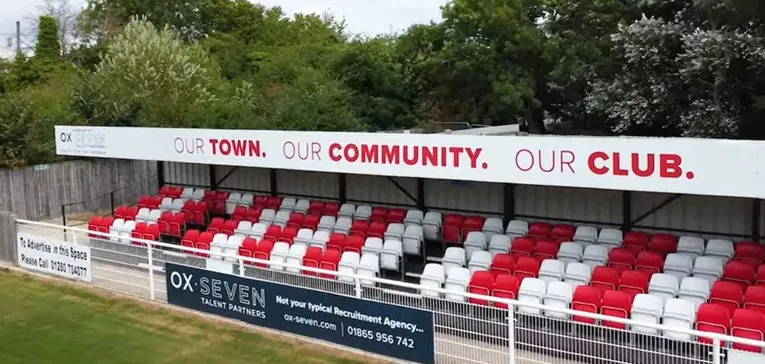 Khu vực khán đài có mái che tại St James Park Brackley, nơi người hâm mộ đứng cổ vũ