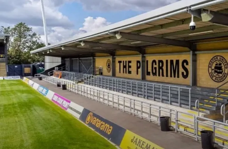 Khu vực khán đài đứng East Stand Terrace tại sân Jakemans Stadium