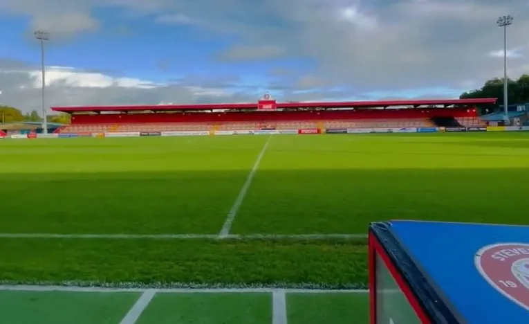 Khu vực khán đài đứng (terraces) tại sân Broadhall Way, cho thấy không gian tập trung của người hâm mộ Stevenage FC