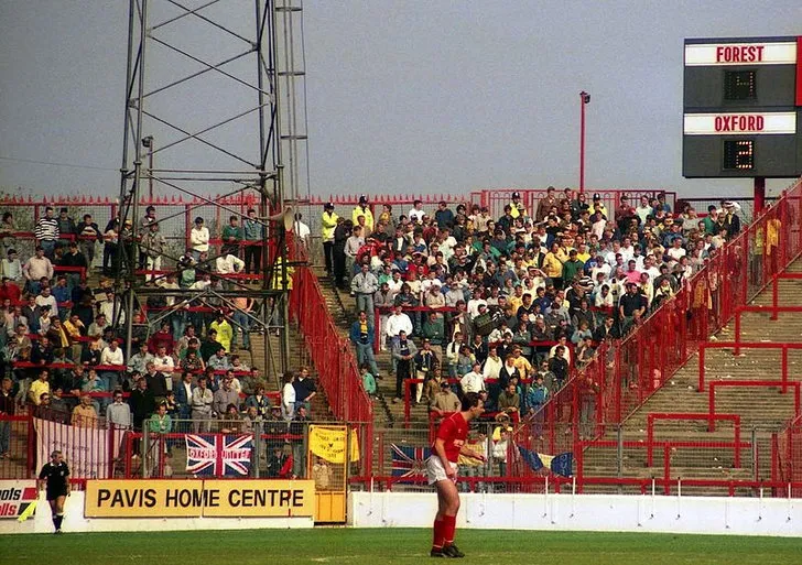 Khu vực khán đài khách tại The City Ground năm 1988, tái hiện không khí sôi động một thời