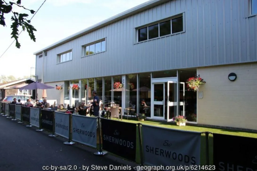 Khu vực khán đài Shed End và tòa nhà Clubhouse tại sân Silverlake, nơi tập trung cổ động viên Eastleigh FC cuồng nhiệt