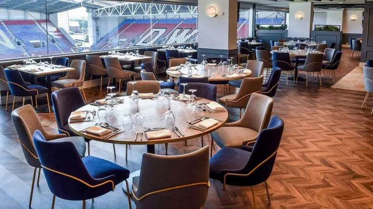 Khu vực phòng chờ khách sạn của DW Stadium, với không gian hiện đại và tầm nhìn ra sân