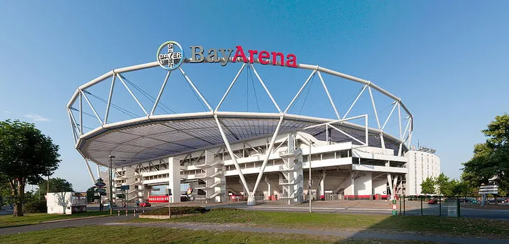 Khu vực phòng VIP tại BayArena với tầm nhìn tuyệt đẹp ra sân cỏ, mang đến trải nghiệm đẳng cấp