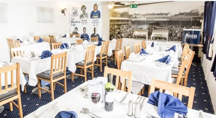 Khu vực tiếp đón khách VIP tại Roots Hall, nơi mang đến trải nghiệm bóng đá sang trọng và đẳng cấp