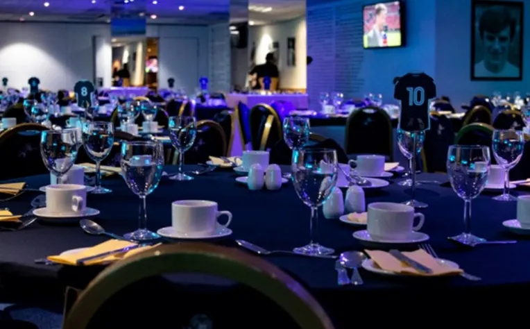 Khu vực tiếp đón khách VIP tại The Den, thể hiện sự chuyên nghiệp của dịch vụ hiếu khách