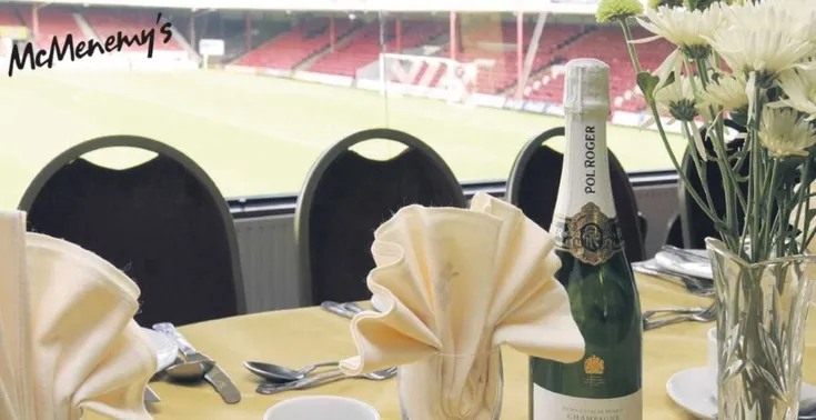 Khu vực tiếp đón VIP (Hospitality) tại McMenemy’s Suite của sân Blundell Park, Grimsby Town.