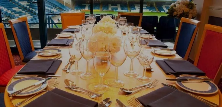 Khu vực tiếp đón VIP sang trọng tại Priestfield Stadium, nơi cung cấp trải nghiệm ẩm thực và dịch vụ đẳng cấp cho khách mời đặc biệt trong ngày thi đấu.