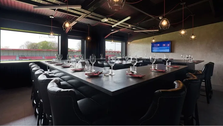 Khu vực tiếp khách VIP tại sân Peninsula (Moor Lane) của Salford City FC