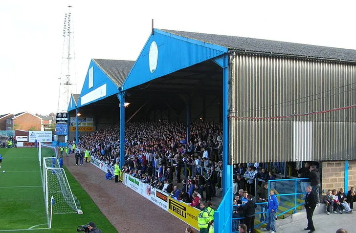 Khu vực Warwick Road End, nơi tập trung cổ động viên cuồng nhiệt của Carlisle United