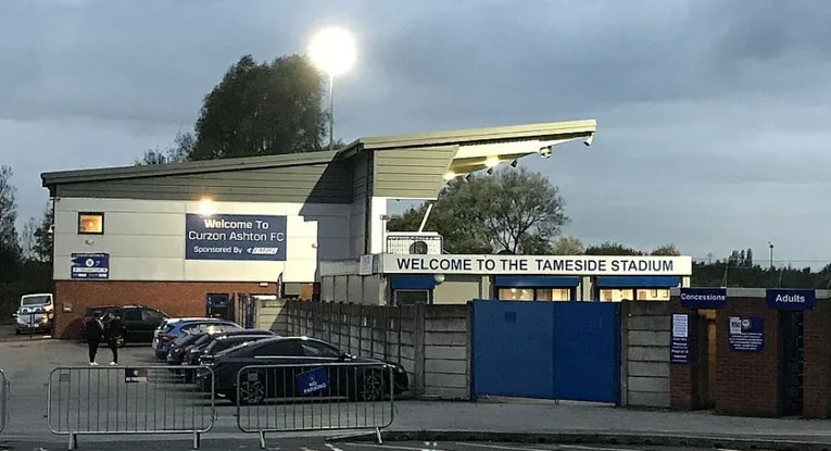 Khung cảnh bên ngoài sân Tameside Stadium Ashton