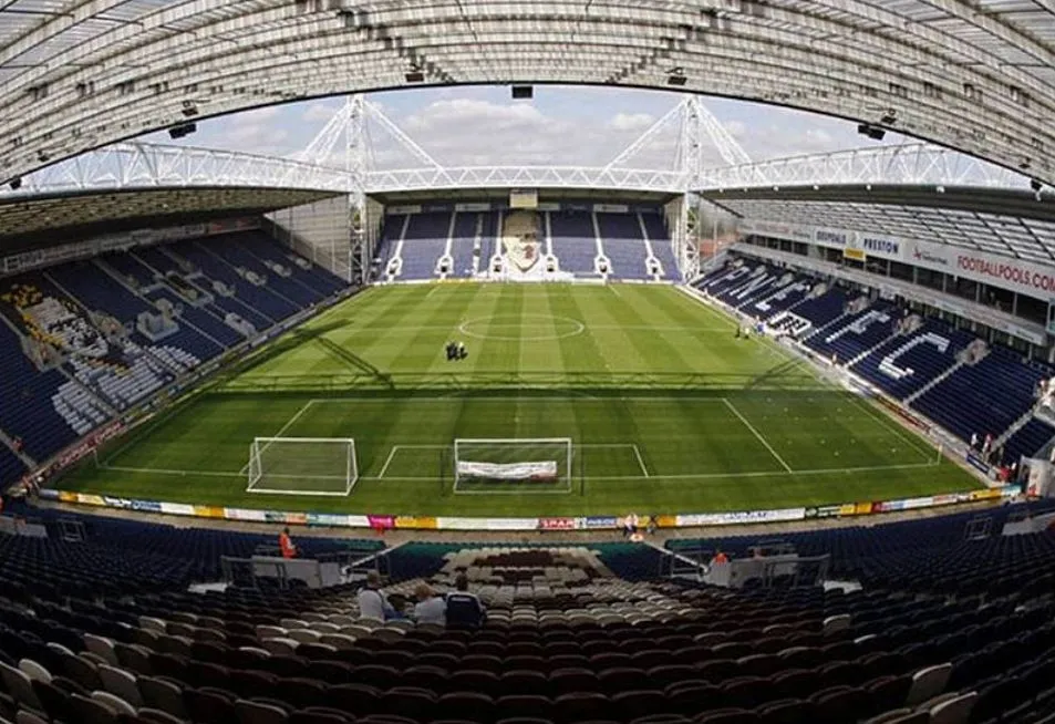 Khung cảnh bên trong sân Deepdale, nhìn từ khán đài, trước một trận đấu của Preston North End