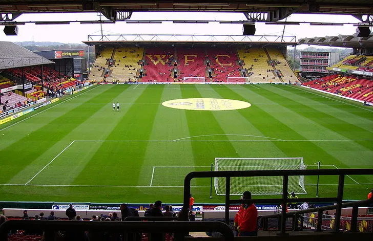 Khung cảnh bên trong sân Vicarage Road vào năm 2010, thể hiện kiến trúc truyền thống