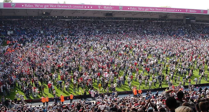 Khung cảnh cổ động viên West Bromwich Albion ăn mừng sau sự kiện 'The Great Escape' đầy kịch tính.