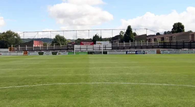 Khung cảnh khán đài Bath End, một trong những khu vực cổ vũ chính của CĐV Bath City tại Twerton Park
