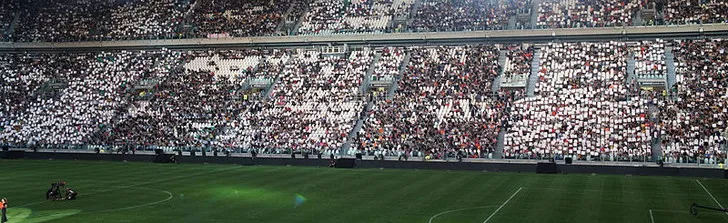Khung cảnh khán đài Juventus Stadium tràn ngập sắc màu trắng đen, sẵn sàng đón tiếp các trận cầu đỉnh cao
