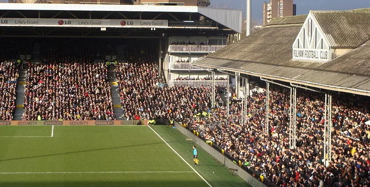 Khung cảnh nhìn từ khán đài sân Craven Cottage